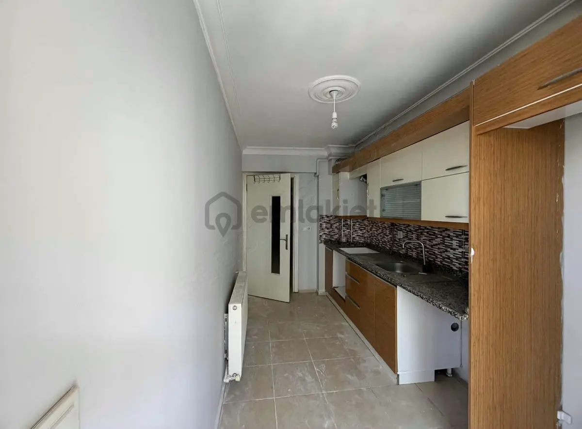 Menderes Mithatpaşa Mahallesinde Kiralık 3+1 - 3