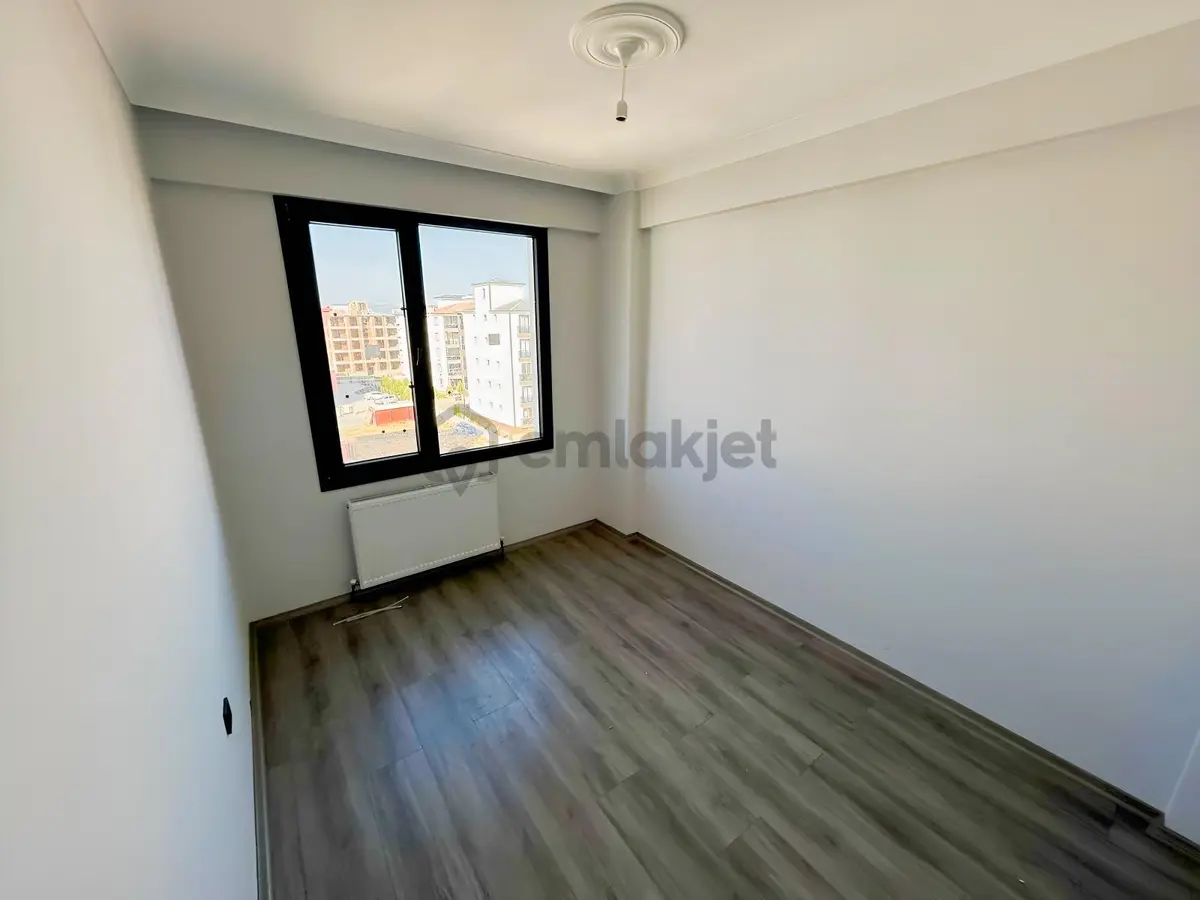 Onmax Bademalanında Satılık 2+1 Kapalı Mutfak Daire - 5