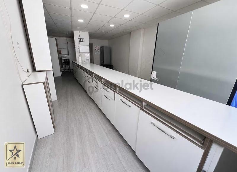 Menderes Caddesinde Ön & Arka Girişli Satılık Dükkan - 2