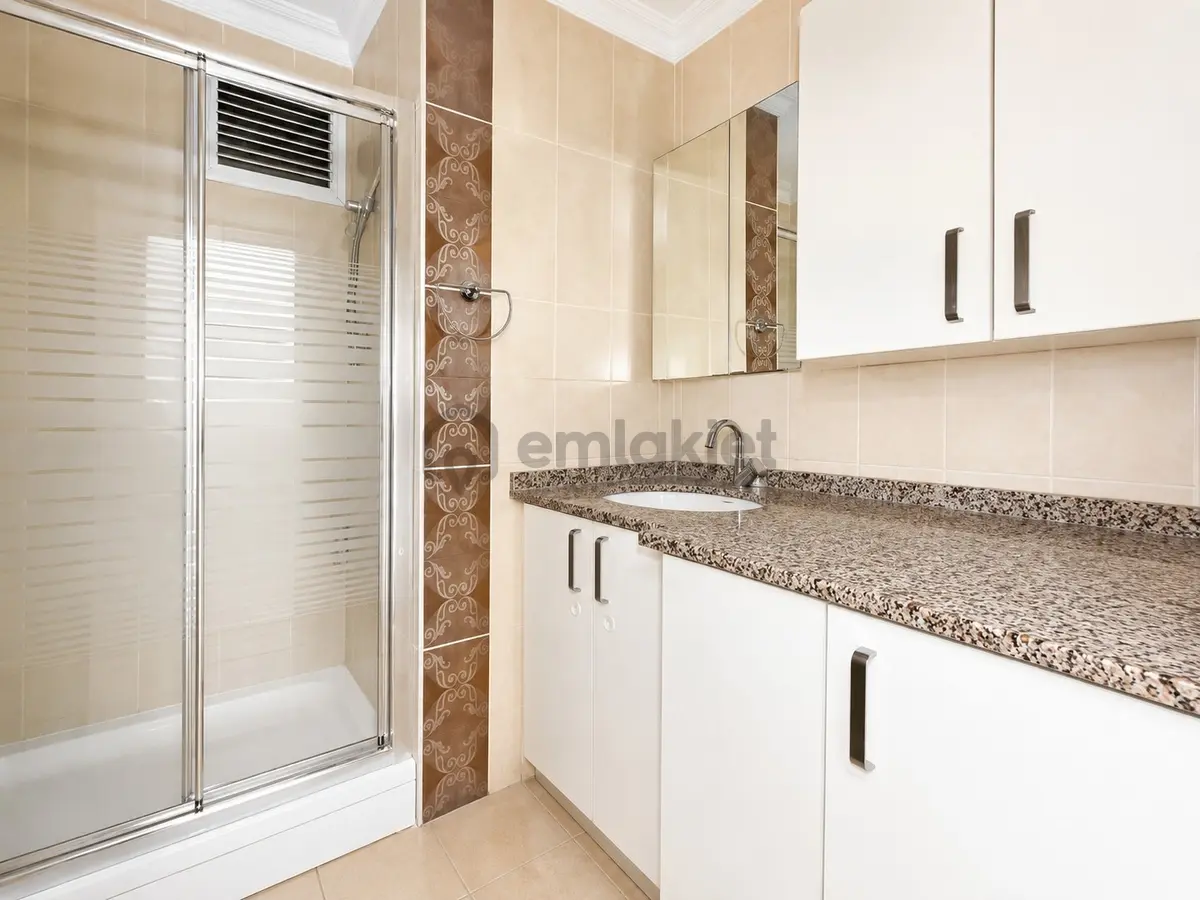 Kazasker'de 2015 Yapım. İskanlı. Kapalı Garaj. Ebeveyn Banyo 4+1 - 3
