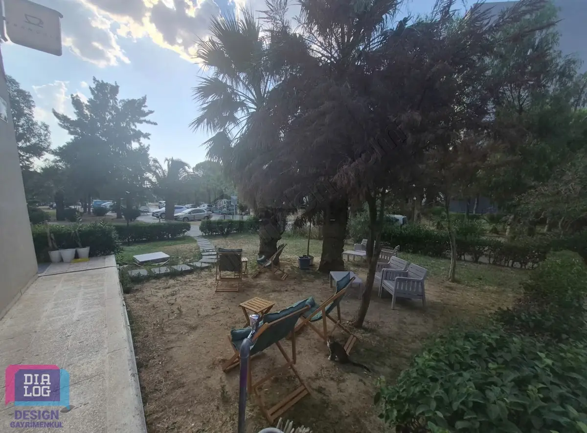 İzmir Karşıyaka Atakent'te Park Cepheli Devren Kafe - 28