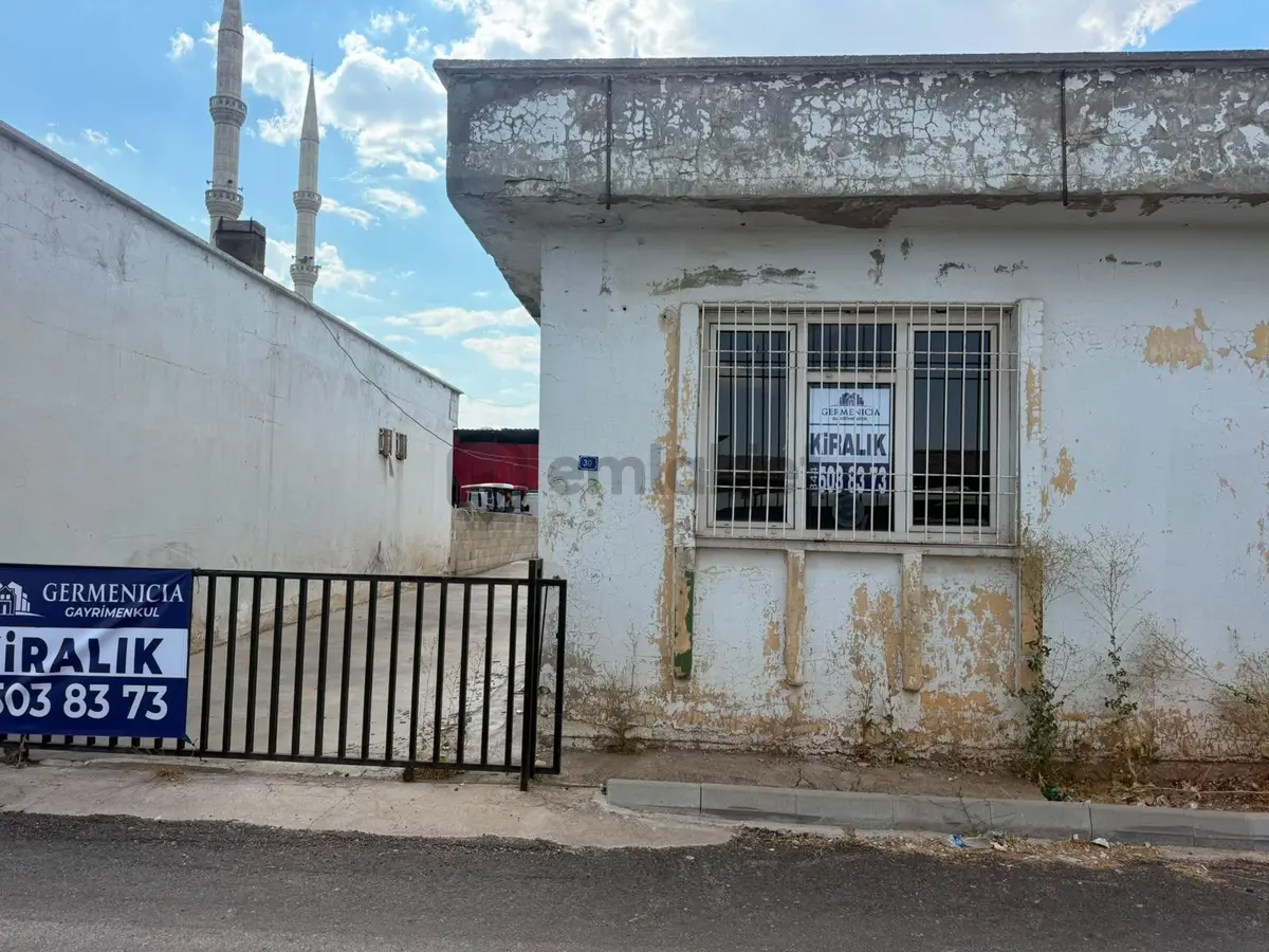 Germenıcıa'dan Traktörcüler Sitesinde Kiralık İşyeri - 2