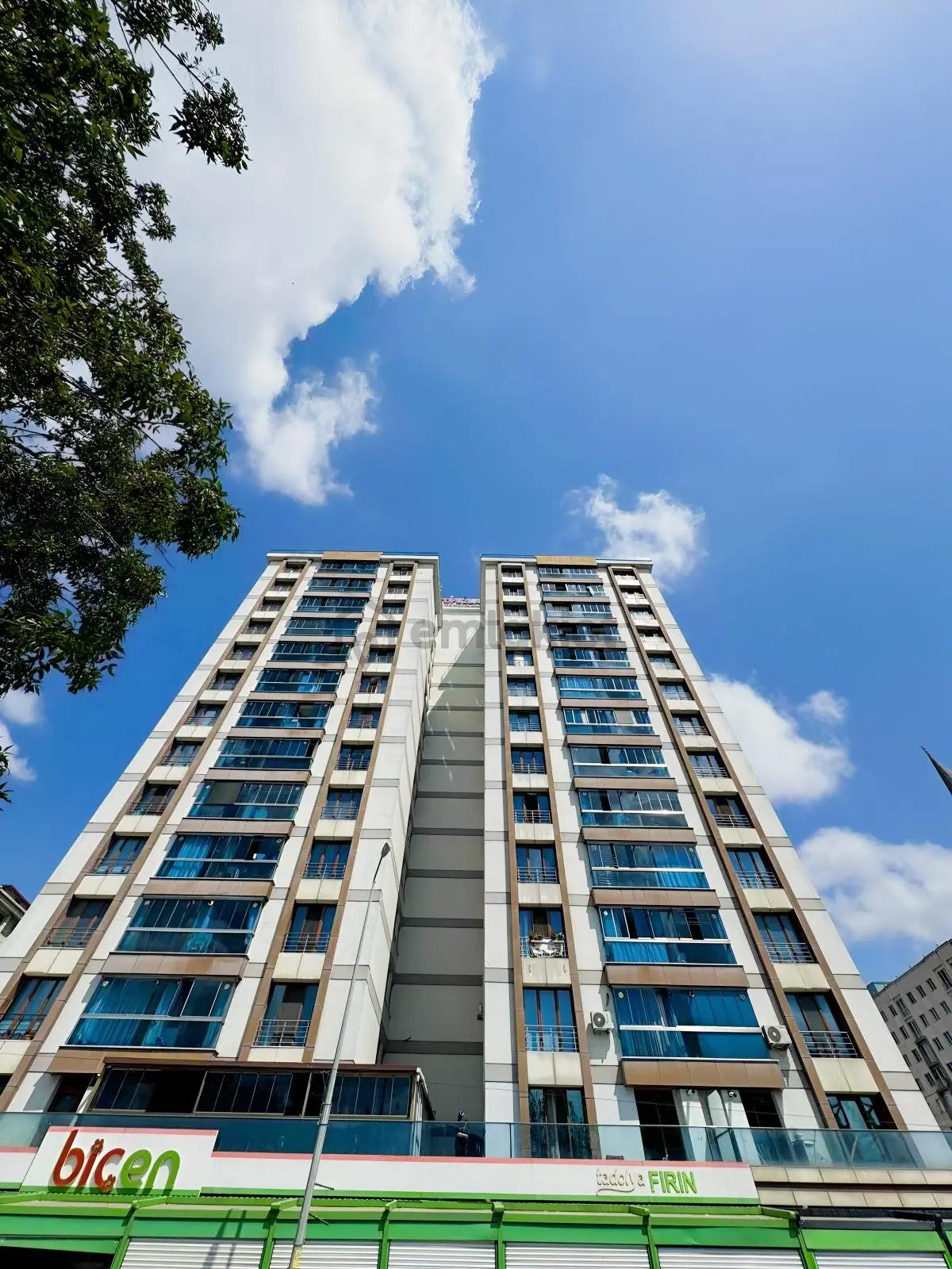 Metrobüse Yakın Aile Sitesi'nde 3+1 Daire !!! - 4