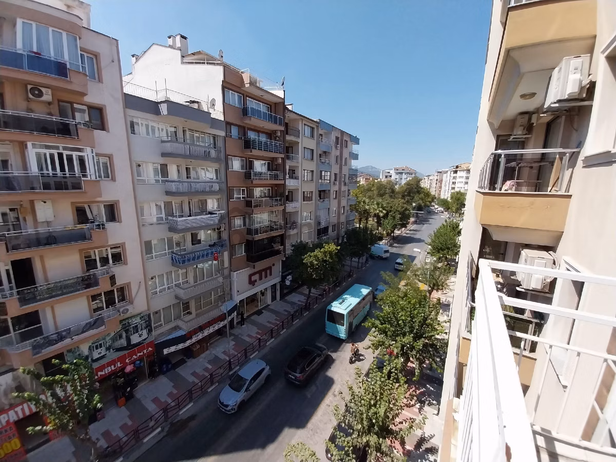8 Eylül Caddesi Üzerinde Satılık Arakat 2+1 Doğal Gazlı Daire - 2