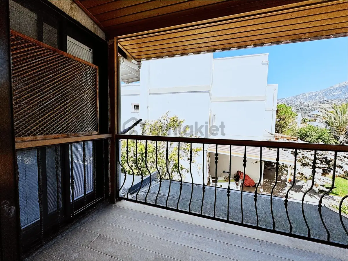 Karaincir Sitesi'nde Denize 2 Dakika Mesafede Satılık Triplex - 4