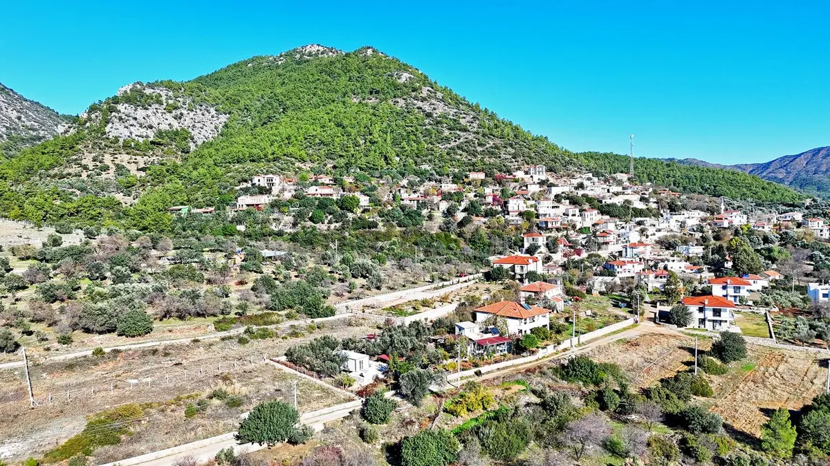 Emecik Köyünde İmar Sınırında Satılık Tarla - 18