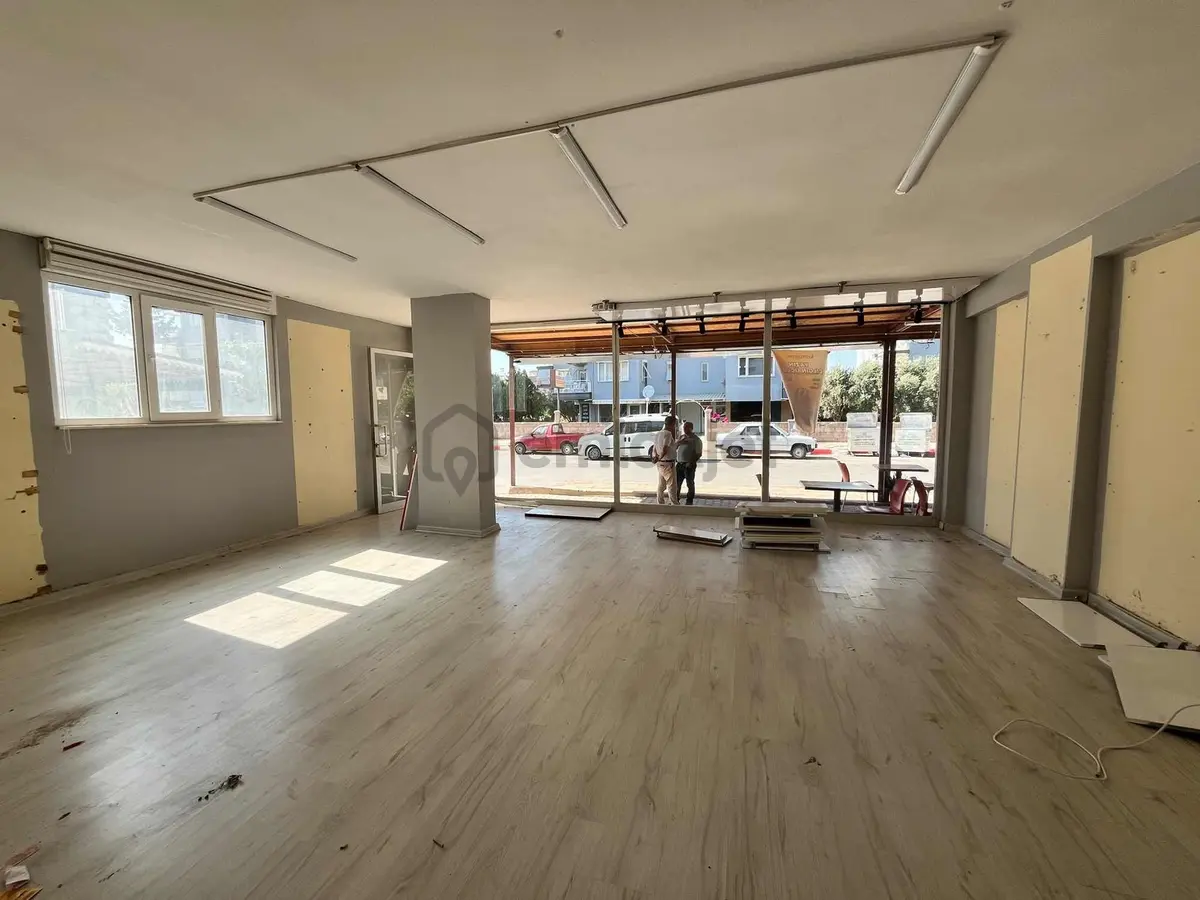 Altınova'da Aça Caade Üstü Kiralık Dükkan - 4