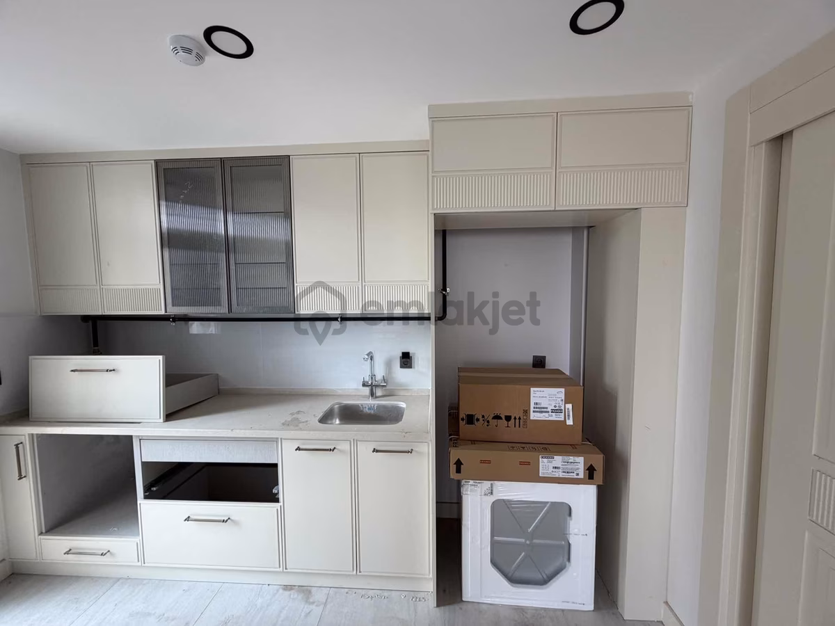 Satılık Merkezde Havuzlu 4+1 - 5