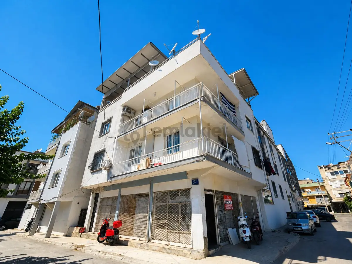 Emek Mahallesi'nde Satılık 3 Katlı Bina