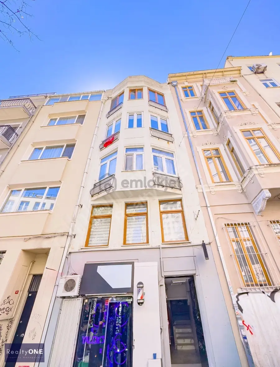 R-one Beyoğlu İstiklal'e Yakın Cadde Üzeri 1+1 Satılık Daire-eng - 34