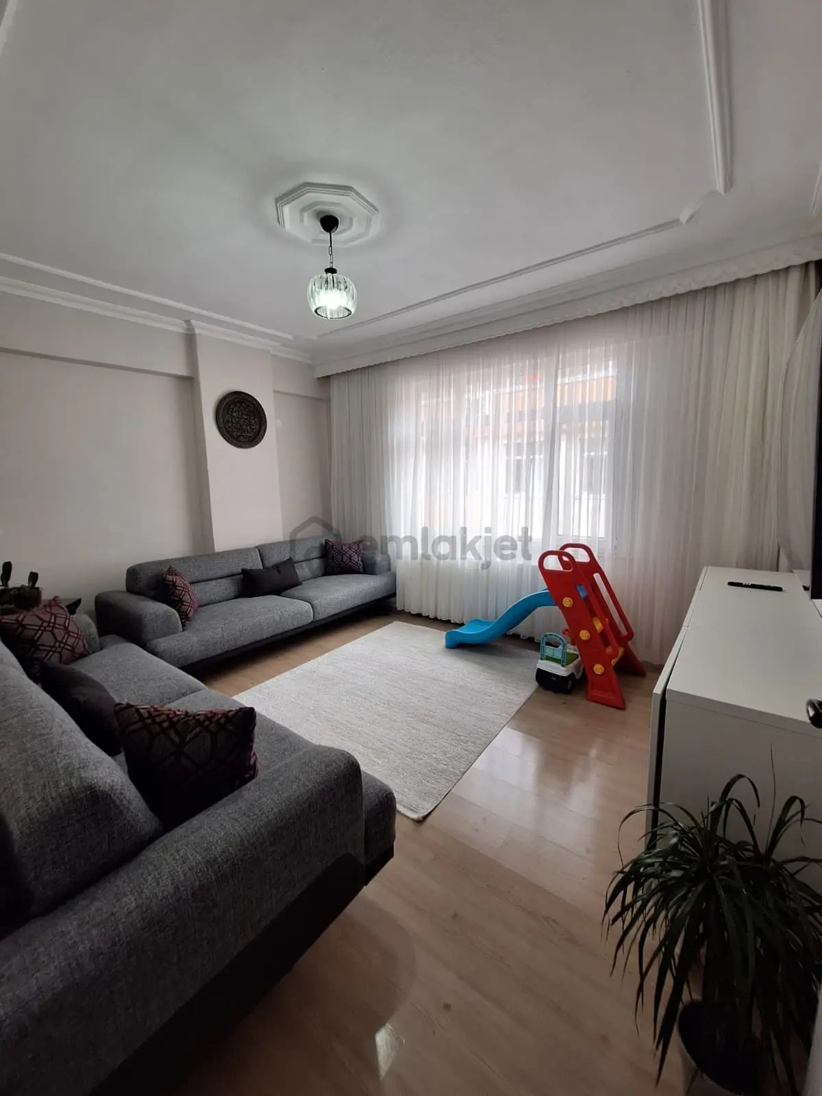 Sahibinden Temiz Bakımlı Kiralık Aile Apartmanı 2+1