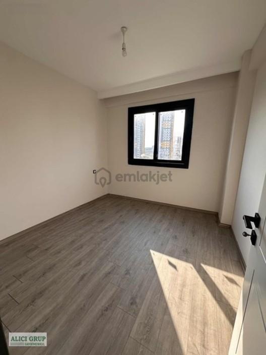 #yeni Yapı İskanlı Hasarsız Köşe Daire Satılık 1+1 - 3
