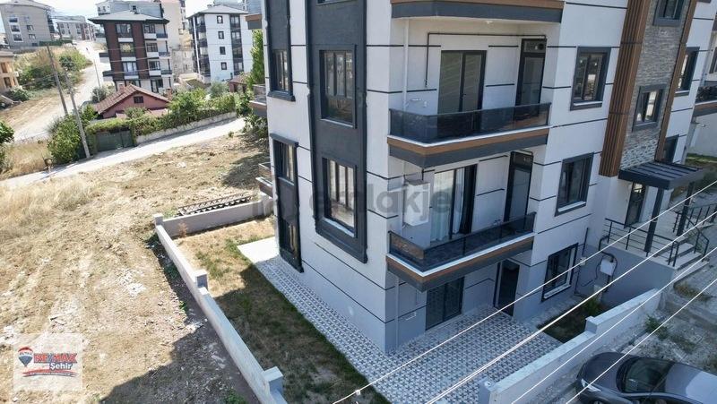 Çiftlikköy Bayraktepe'de Satılık 3+1 Bahçe Katı - 26