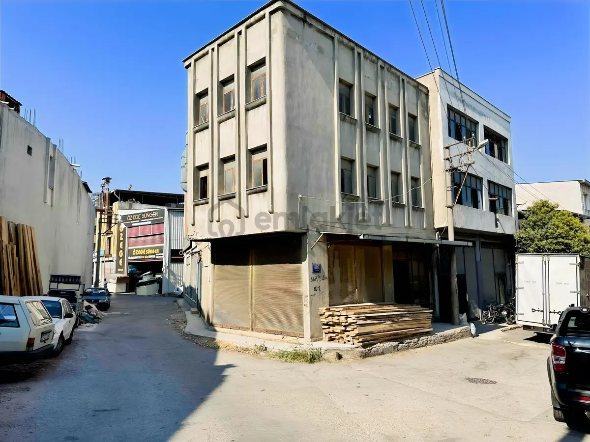 Sanayi'de Köşe Başı Satılık Komple Bina