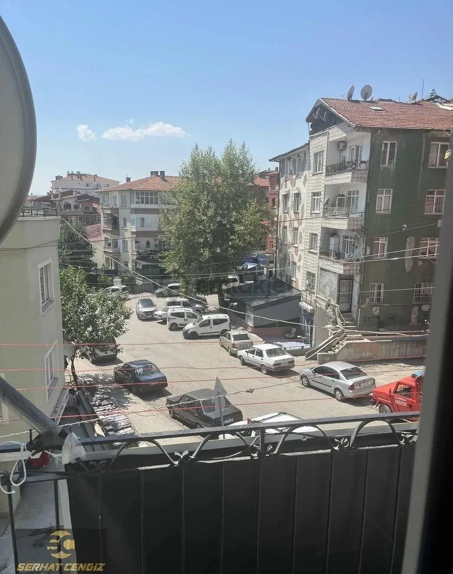 Karşıyakada Metroya Yürüyüş Mesafesinde Cadde Üzeri - 33