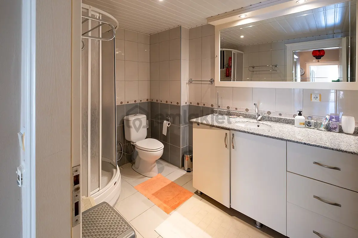 Kleopatra'da Denize 500 Metre 2+1 Eşyalı Daire - 10