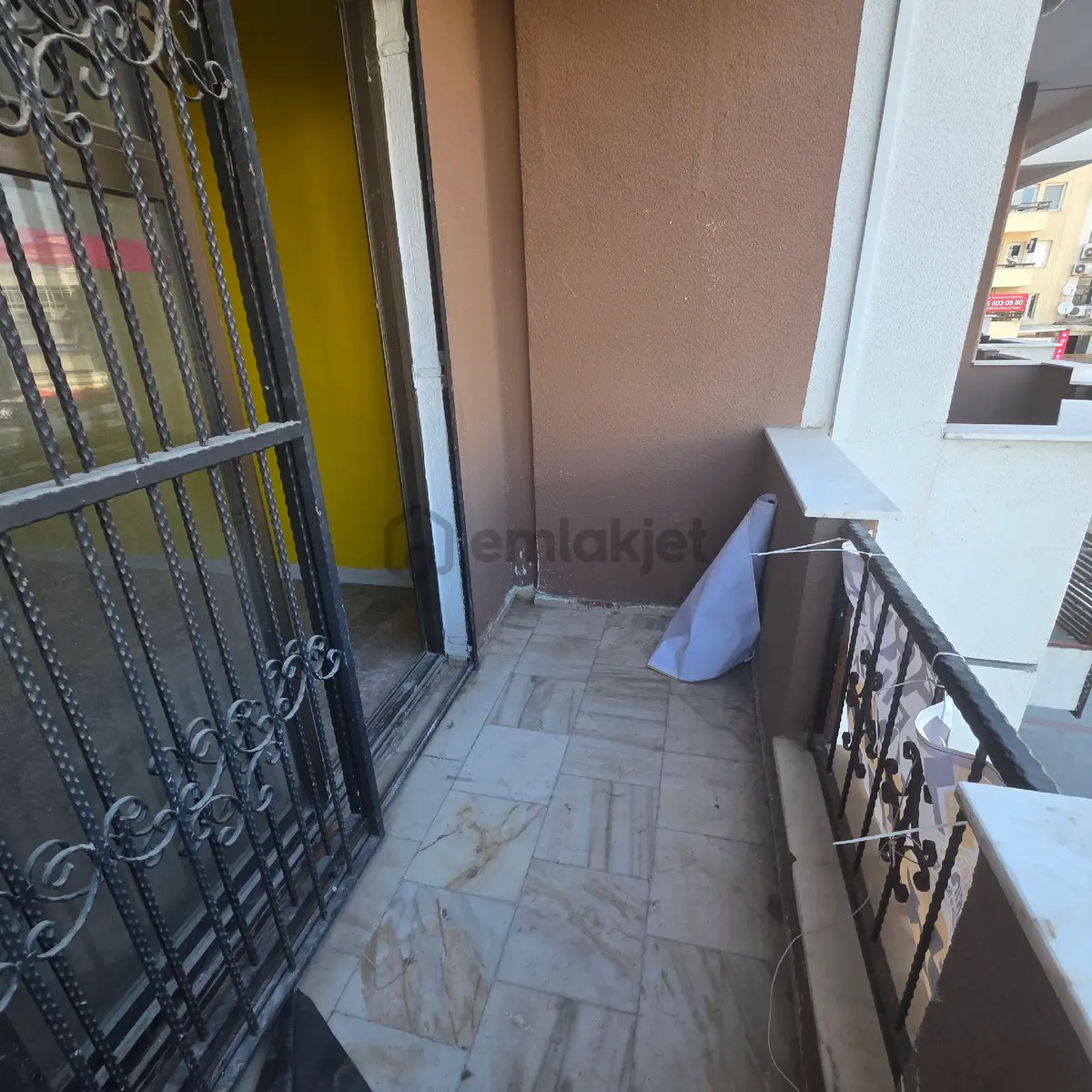 Kuşadasında Merkezde 1+035m2 Kiralık - 11