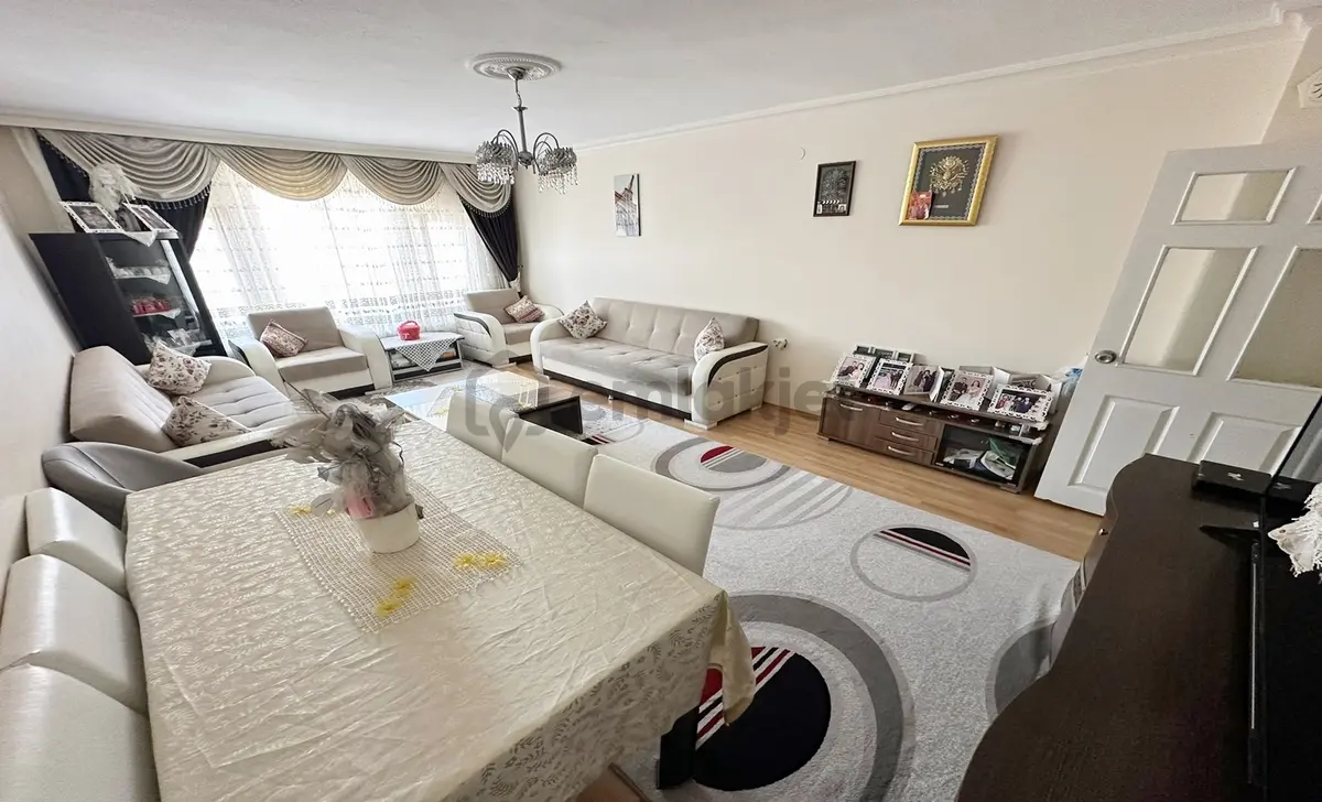 Kanuni'de Asansörlü Ara Kat Cadde Yakını Ön Cephe 3+1 Daire - 12