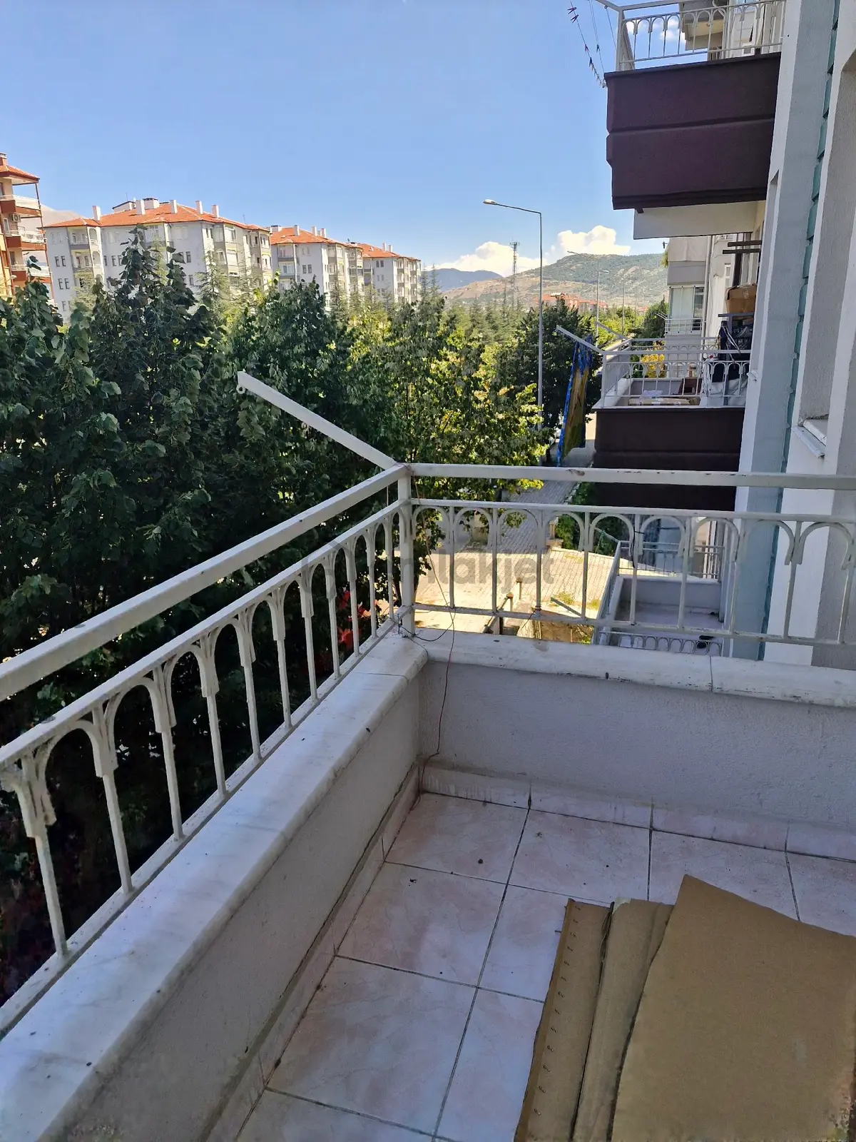 Davraz Mah. Çevre Yolu Üzeri Ara Kat Kombili Daire - 17