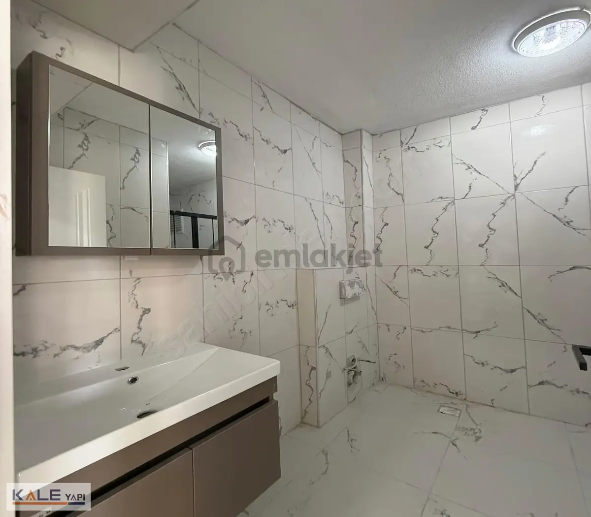 Metröbüse Yürüme Mesafesinde Satılık 2+1 Balkonlu Lüks Daire - 12
