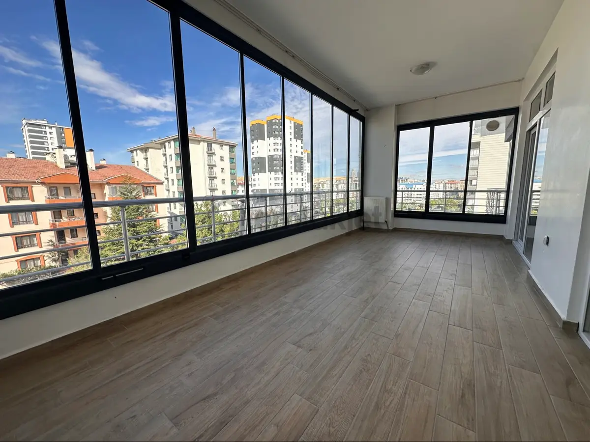 Bağlıca'da Geniş Balkonlu Ve Modern 4+1 Satılık Daire - 9