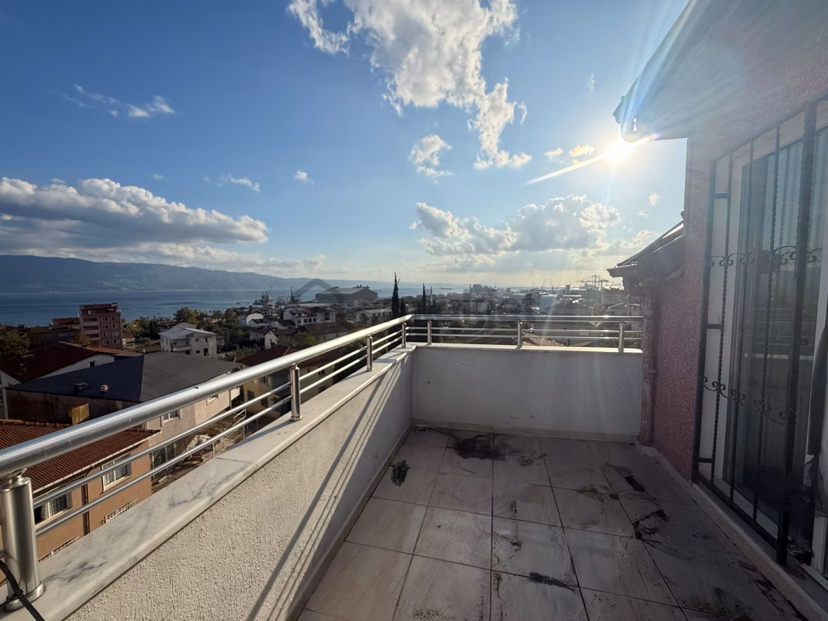 Atalar'da Deniz Manzaralı Teraslı 4+1 Kiralık Çatı Dubleks - 4