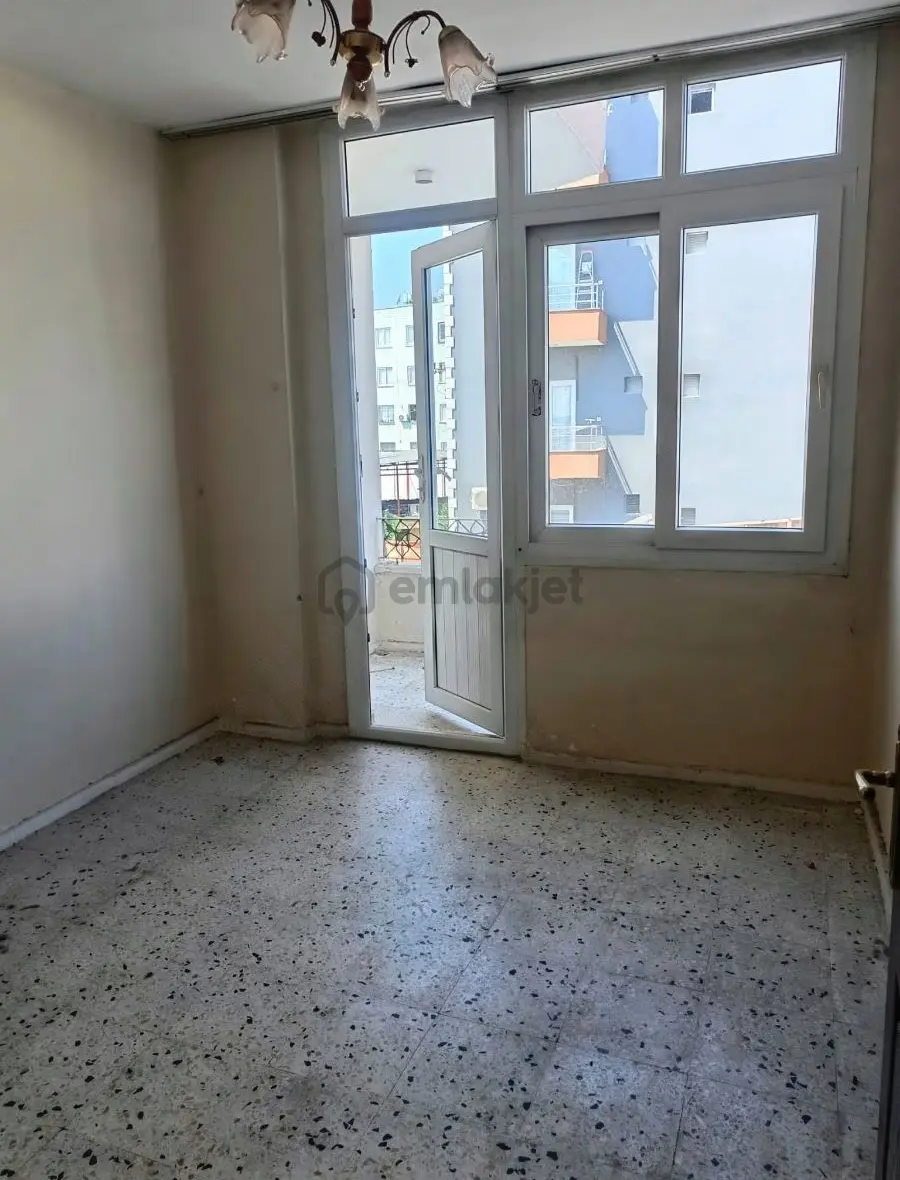 Genç Emlak'tan Mithatpaşa'da Kiralık 2+1 Daire - 2