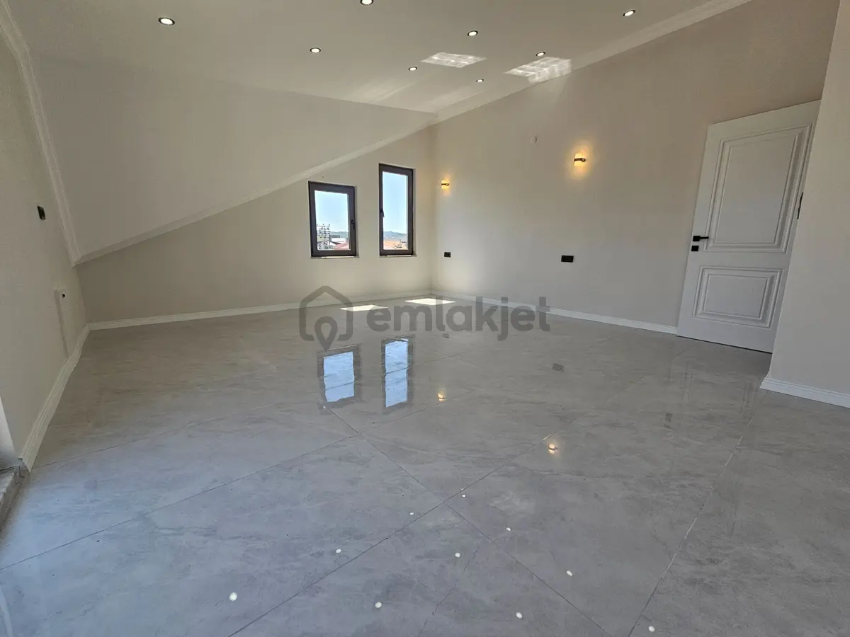 Deniz'e 50 Mt Mesafede 3+1 , Geniş Bahçeli Satılık Villa - 34