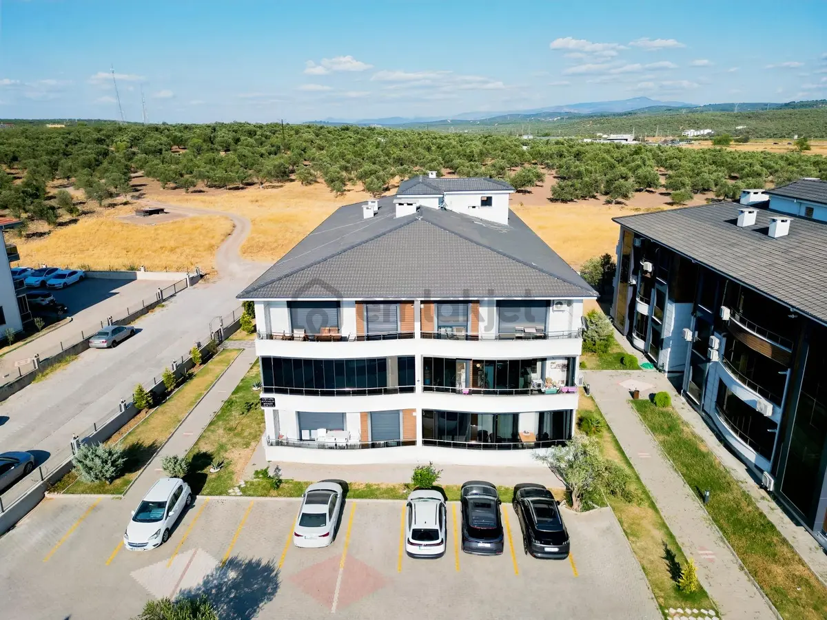 Ayvalık 150 Evler Mh. Site İçinde 3+1 Satılık Geniş Daire