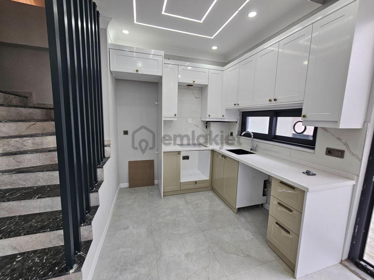 Denize Yürüme Mesafesinde, 3+1 Yerden Isıtmalı Bahçeli Villa - 12