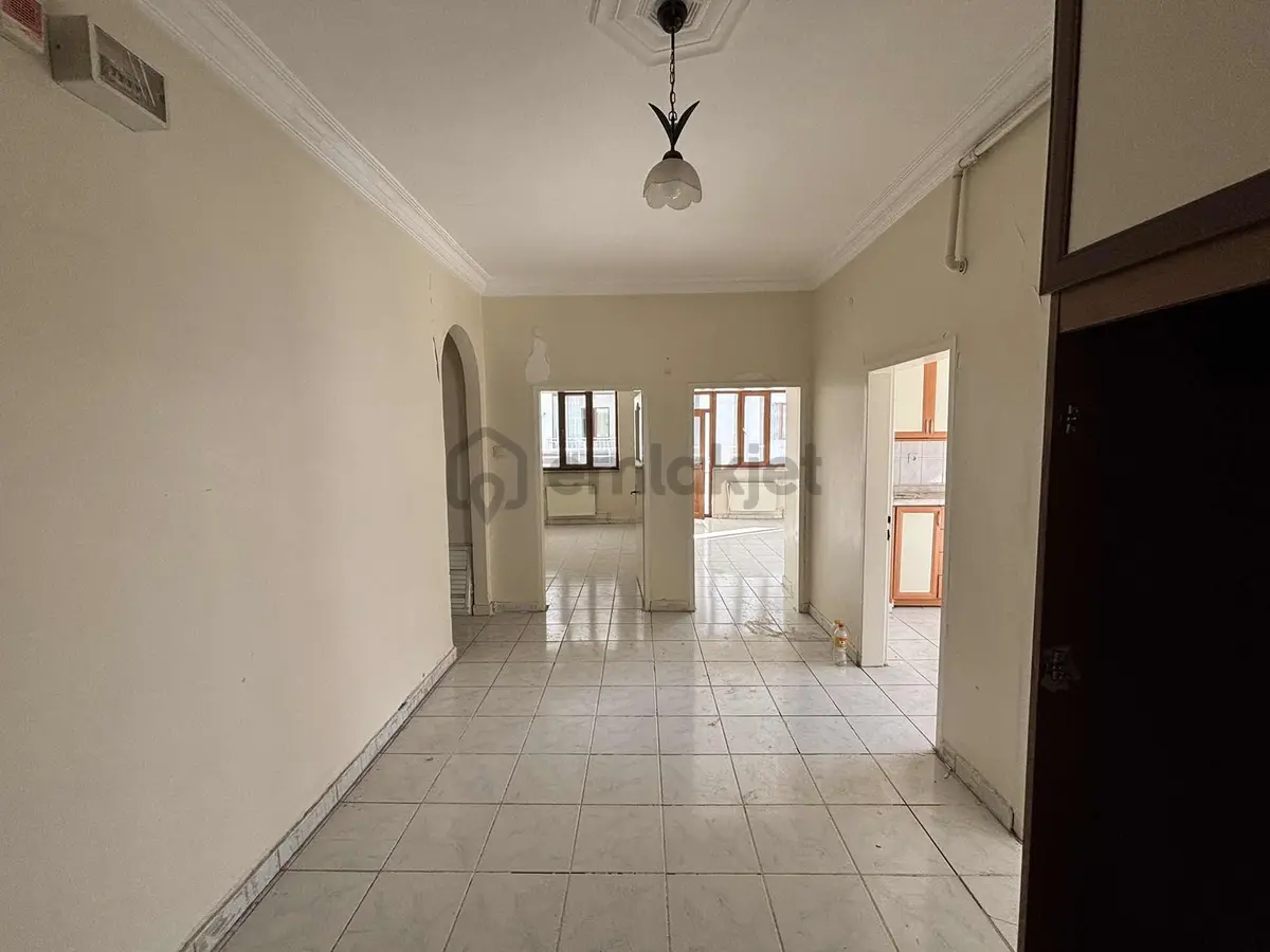 Gaziler Çeşme Durağı Cıvarı Acil Satılık 3+1 Arakat Daire