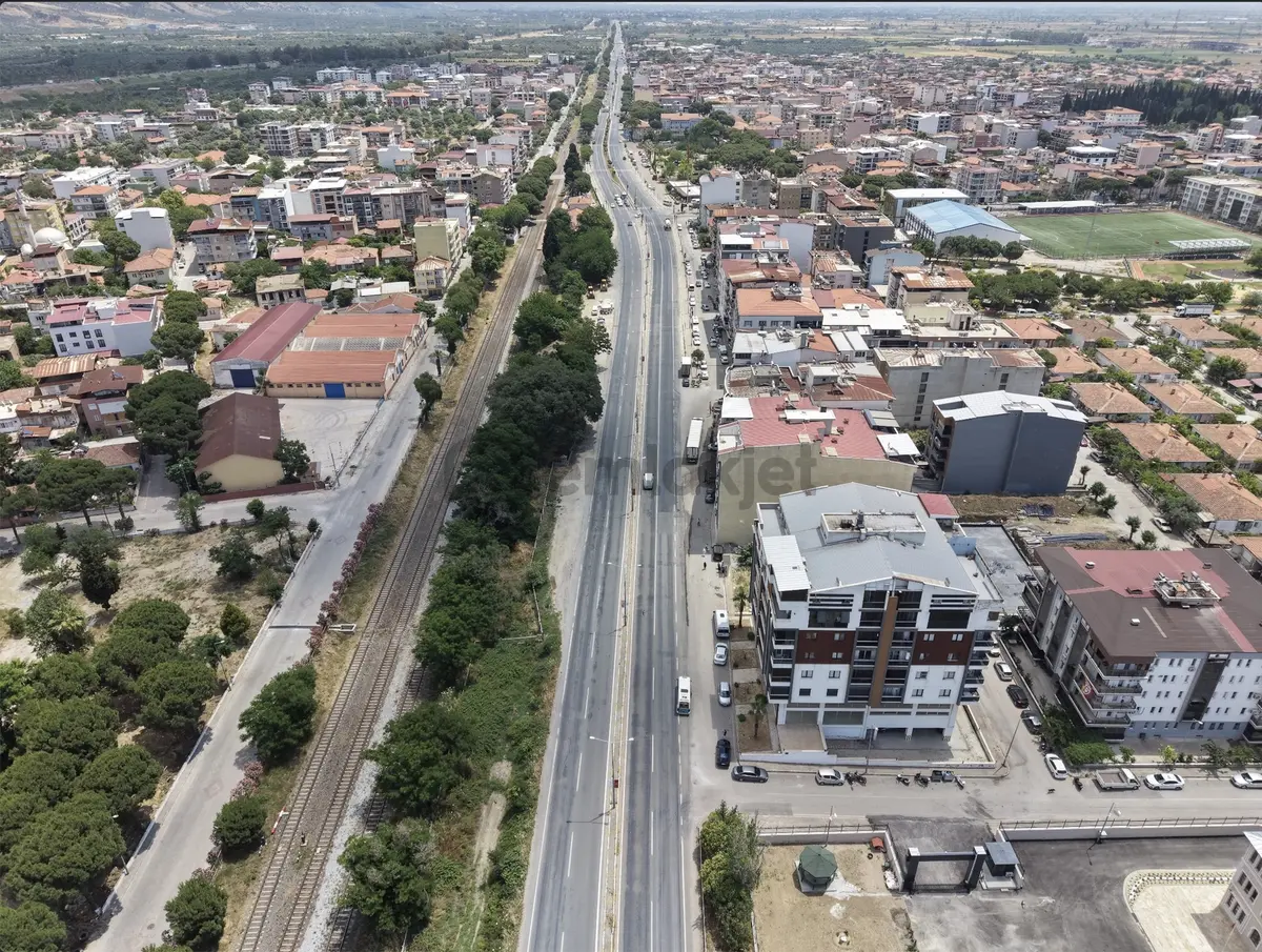 Germencikte Mükemmel Konumda Satılık 705 M² Dükkan - 24