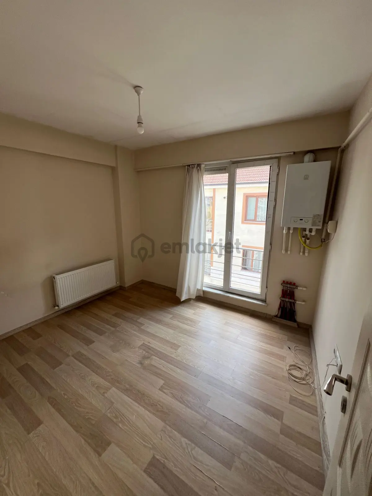 Akademi'den Espark Yakını Ara Kat Geniş Kiralık 1+1 - 3