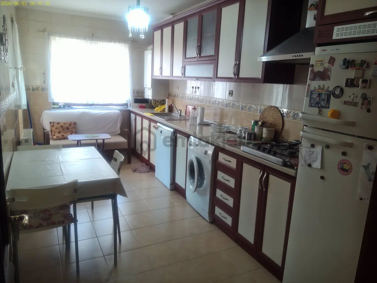 Krc'den Merkezi Konumda Cadde Üzerinde Satılık 3+1 Daire