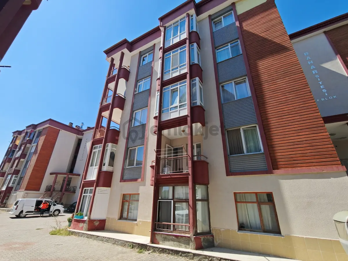 Davraz Mahallesinde Satılık 3+1 Daire