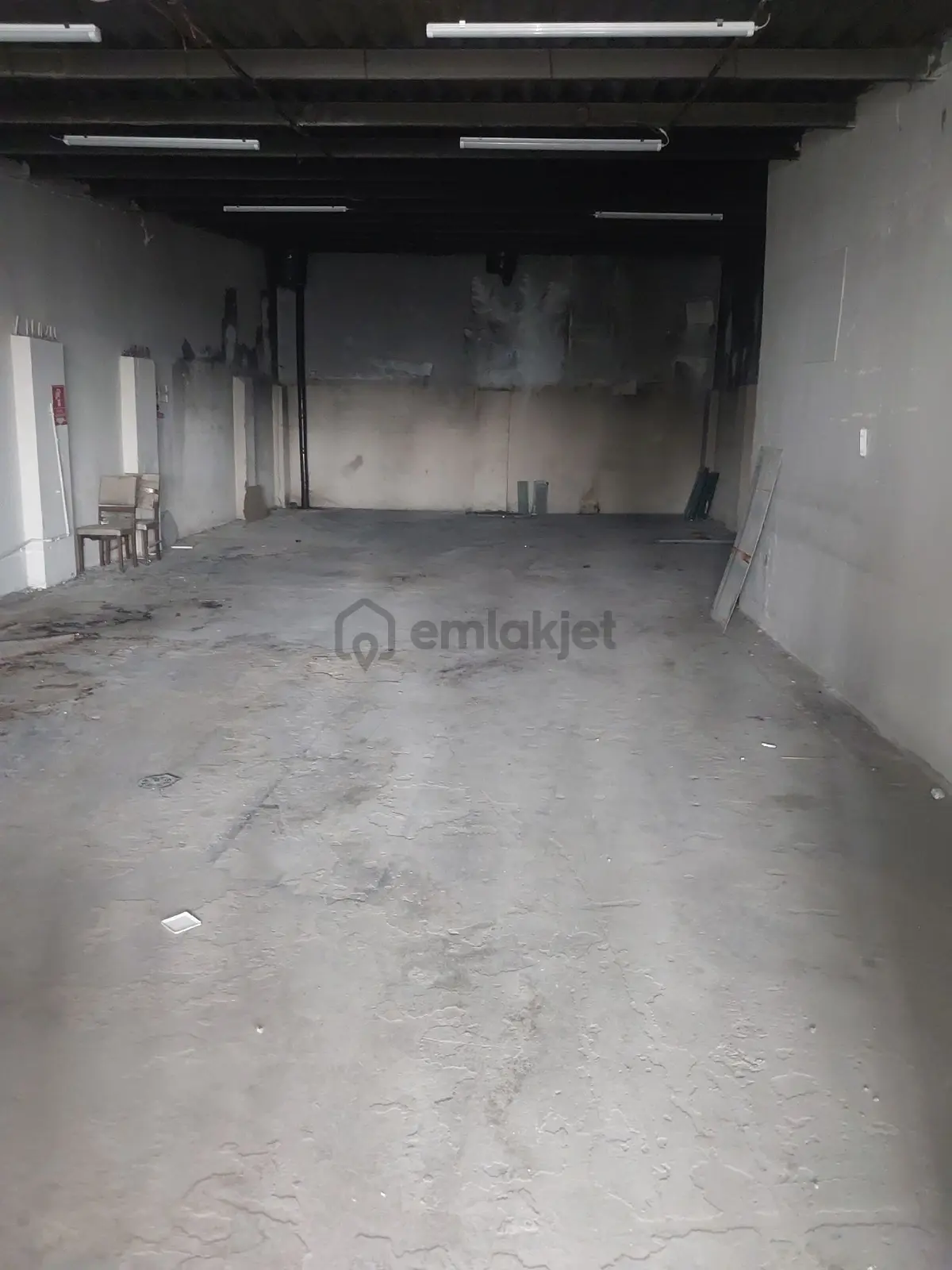 Mobilya Sanayiinde Kiralık 3 Katlı Dükkan - 18