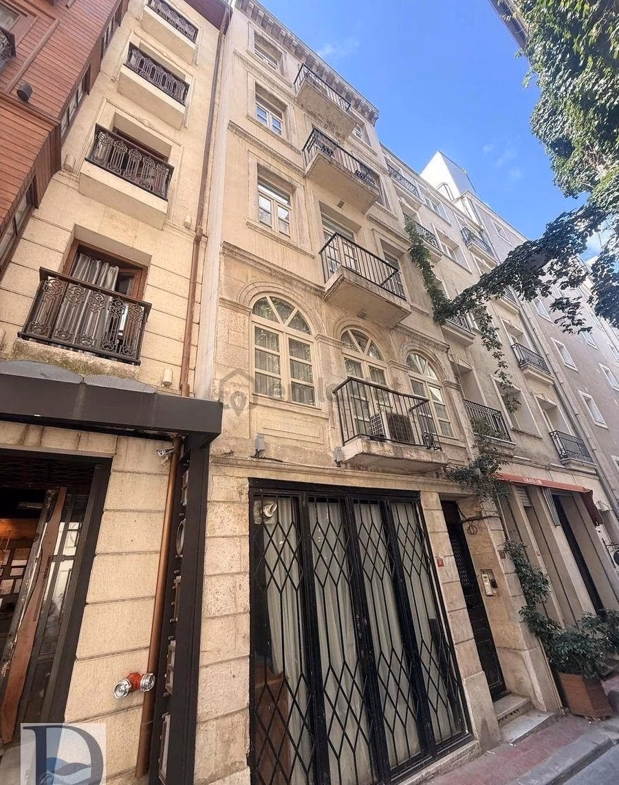 Beyoğlu Pera'da Kiralık 1+1, 90m2, Asansörlü Tarihi Bina - 6