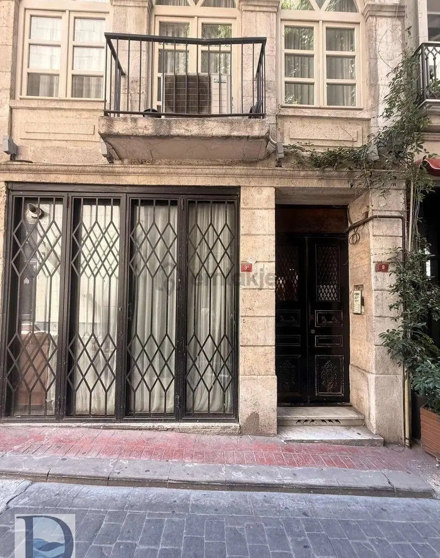 Beyoğlu Pera'da Kiralık 1+1, 90m2, Asansörlü Tarihi Bina - 2