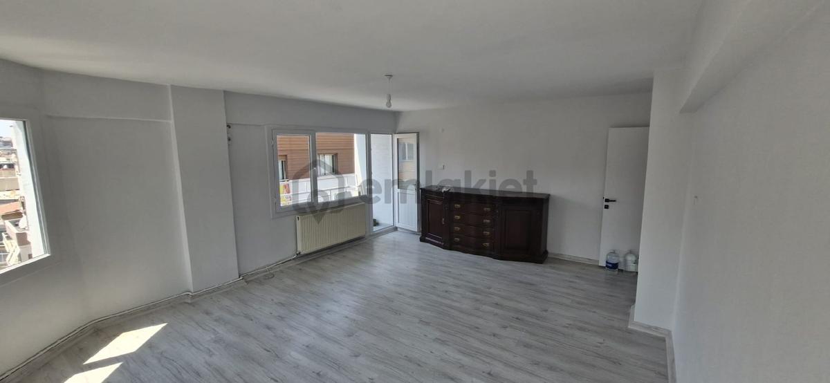 İzmir Balçova Eğitim Mah 3+1 Asansörlü Doğalgazlı Ata Cad Üzerinde Kiralık Daire