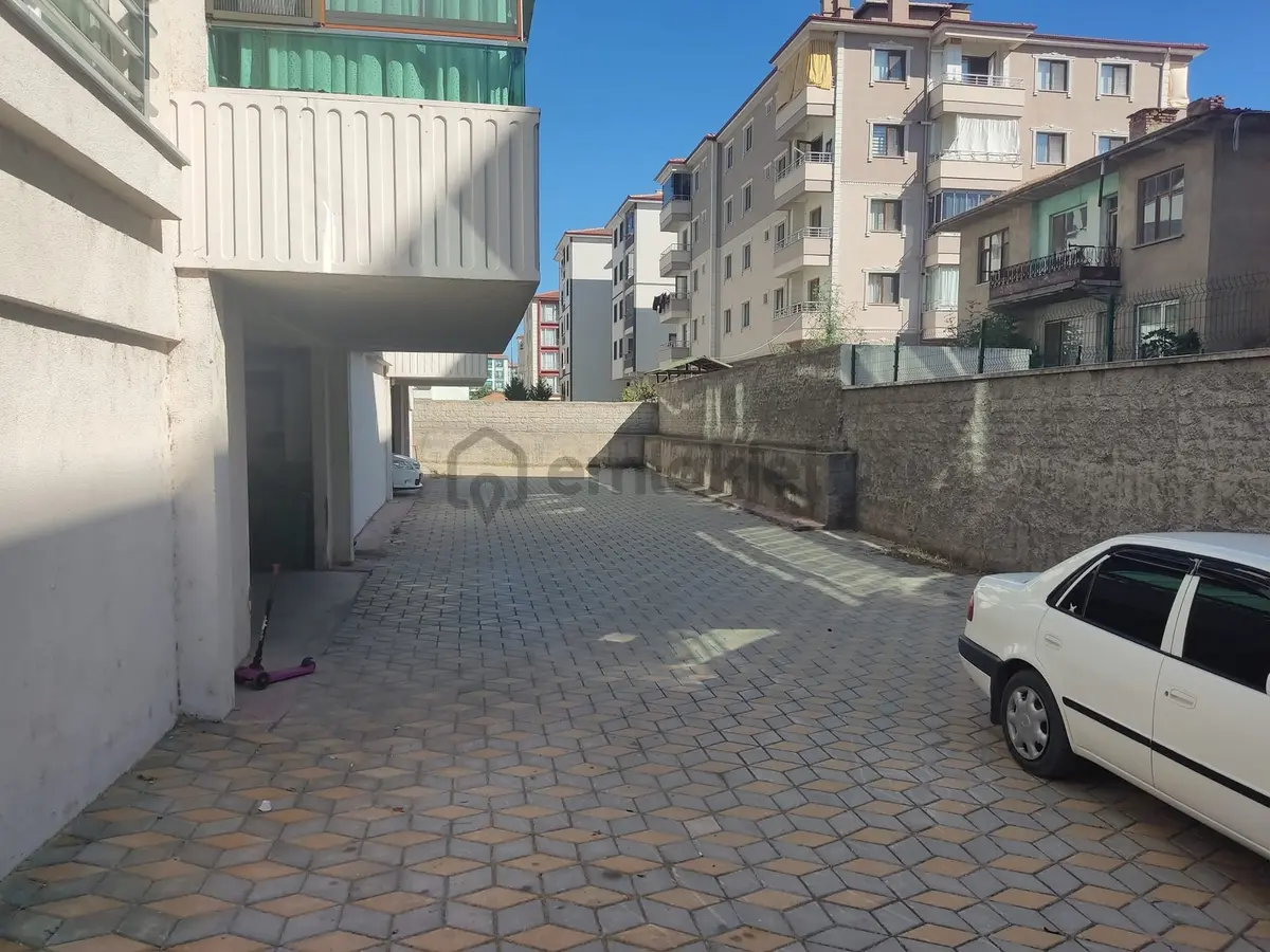 Cumhuriyet Mahallesi'nde Cadde Üzeri Daire - 24