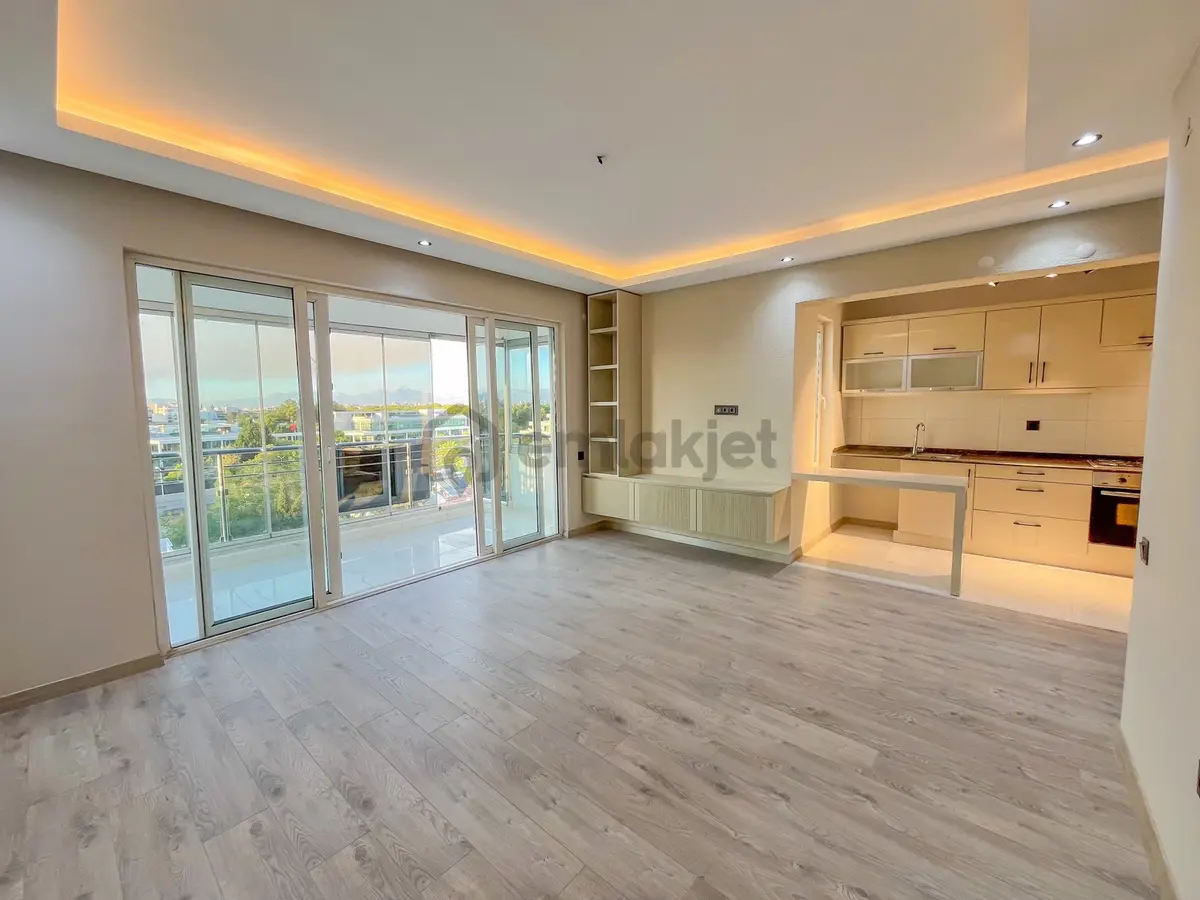 Premıum Site | Cadde Üzeri | Denize 500 Mt | Full Tadilatlı 1+1 - 2