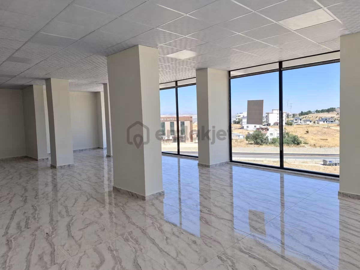 Hakev'den Erdemoğlu'nda Köşe Başı Kiralık 85 M2 Dükkan - 2