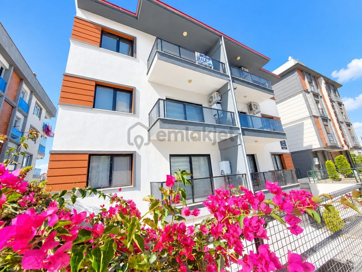 Kuşadası Değirmender'de Havuzlu Site'de 2+1 Kiralık Daire