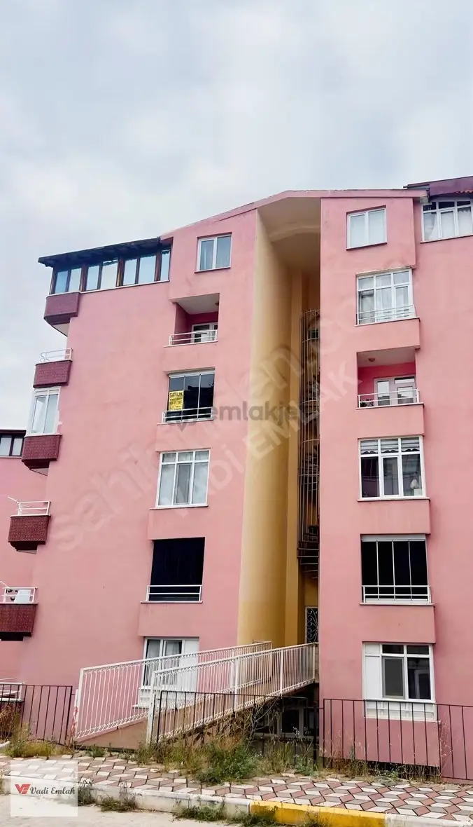 Karşıyaka'da Satılık 3+1 Daire Site İçinde | Vadi Emlak