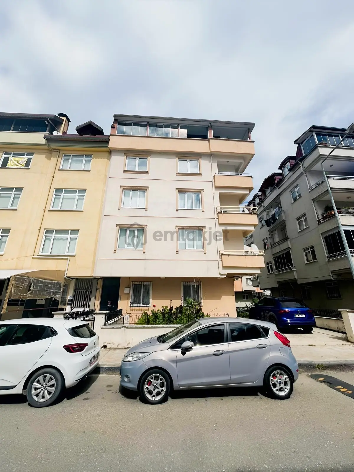 Bahçelievlerde İçi Yenilenmiş, Satılık 3+1 Daire