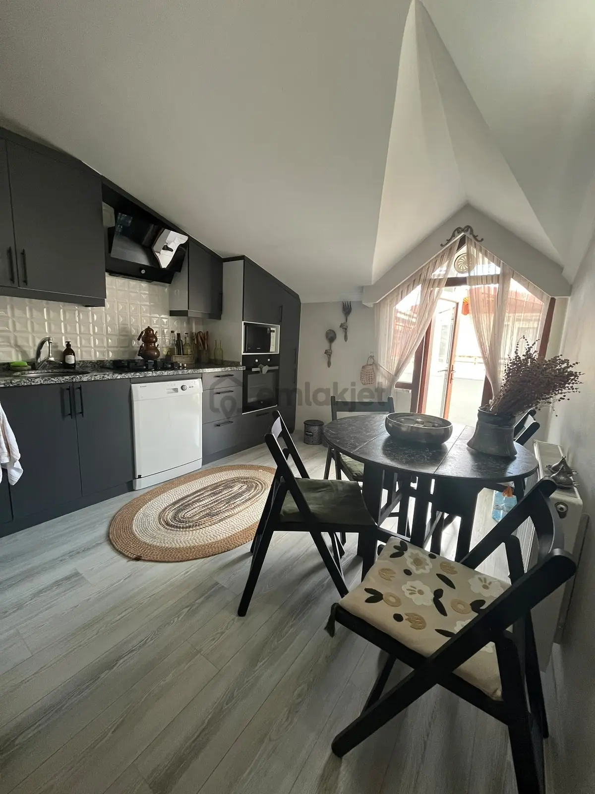 Bahçelievlerde İçi Yenilenmiş, Satılık 3+1 Daire - 13