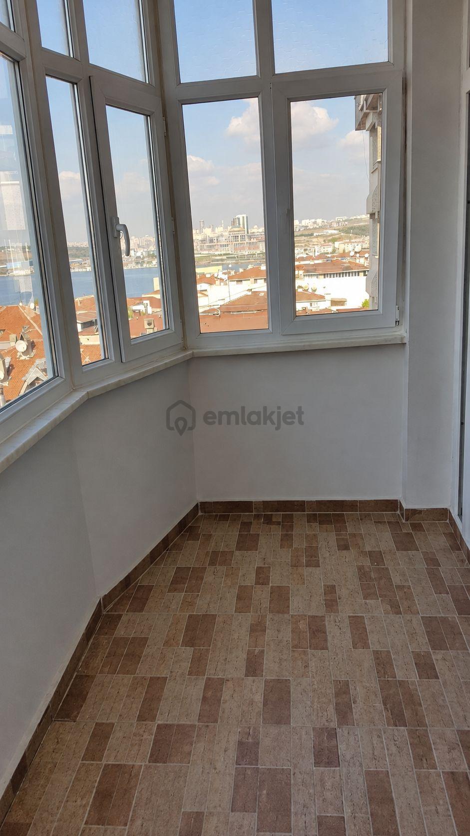Küçükçekmece Aşık Veysel Caddesi'nde Göl Manzaralı 2+1 • 100 M² • 6. Kat • Balkonlu