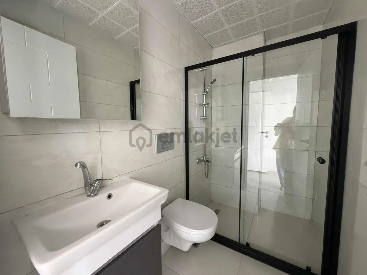 Alaçatı'dan İncek'te Teraslı 3 Banyolu Geniş 4+1 Kiralık Daire - 3