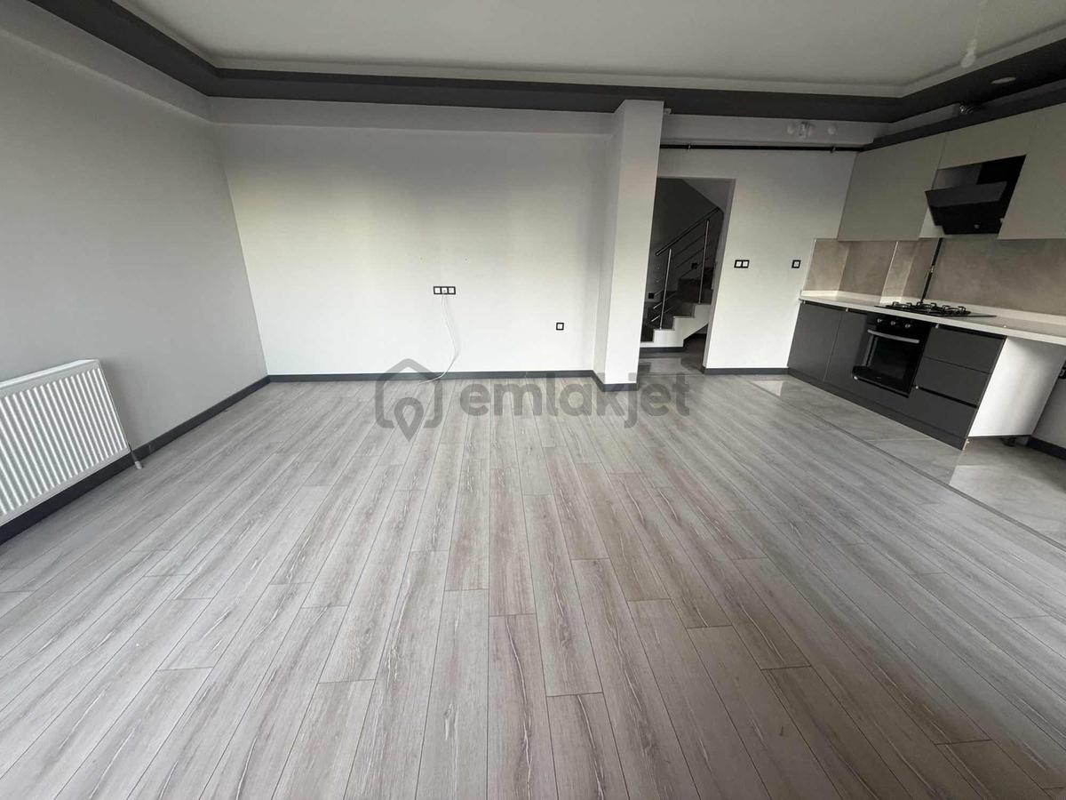 Alaçatı'dan İncek'te Teraslı 3 Banyolu Geniş 4+1 Kiralık Dubleks - 32