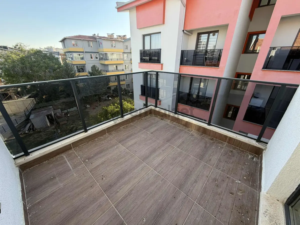 Alaçatı'dan İncek'te Teraslı 3 Banyolu Geniş 4+1 Kiralık Daire - 11